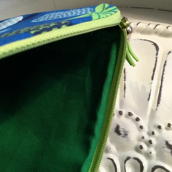 NWT ZIPPERED BAG PINEAPPLE & KEYCHAIN - Picture 5 of 7